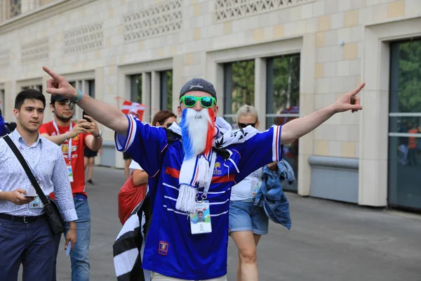 Μόσχα, Ρωσία - 26 Ιουνίου 2018: Γαλλικά και Δανία fans γιορτάζει στη διάρκεια του παιχνιδιού World Cup Group C μεταξύ Γαλλία και Δανία στο Στάδιο Λουζνίκι — Φωτογραφία Αρχείου