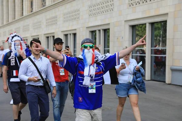Moskva, Rusko - 26. června 2018: Francouzština a Dánsko fanoušci slaví během utkání světového poháru skupiny C mezi Francií a Dánsko na stadion Lužniki — Stock fotografie