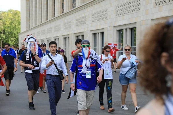  Moskova, Rusya - 26 Haziran 2018: Fransa ve Danimarka Luzhniki Stadı nda arasında Dünya Kupası C grubu oyun sırasında kutluyor Fransızca ve Danimarka hayranları