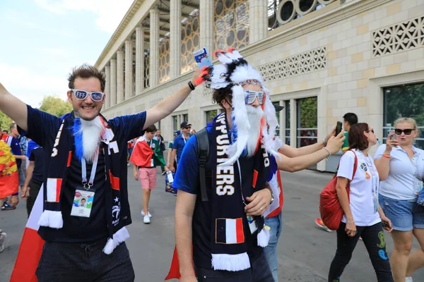 モスクワ, ロシア連邦 - 2018 年 6 月 26 日: フランス語およびデンマーク ファンのルジニキ ・ スタジアムでデンマークとフランスのワールド カップ グループ C の試合中に祝う — ストック写真