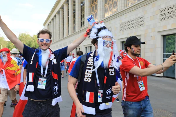 MOSCOW, RÚSSIA - 26 de junho de 2018: torcedores franceses e dinamarqueses comemoram durante o jogo do Grupo C da Copa do Mundo entre França e Dinamarca no Estádio Luzhniki — Fotografia de Stock