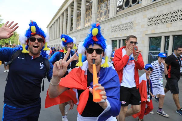  Moskova, Rusya - 26 Haziran 2018: Fransa ve Danimarka Luzhniki Stadı nda arasında Dünya Kupası C grubu oyun sırasında kutluyor Fransızca ve Danimarka hayranları