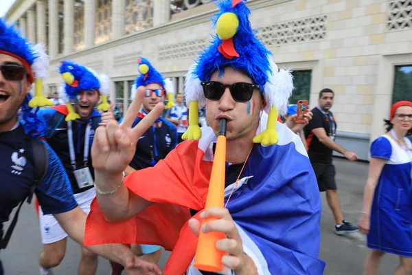  Moskova, Rusya - 26 Haziran 2018: Fransa ve Danimarka Luzhniki Stadı nda arasında Dünya Kupası C grubu oyun sırasında kutluyor Fransızca ve Danimarka hayranları