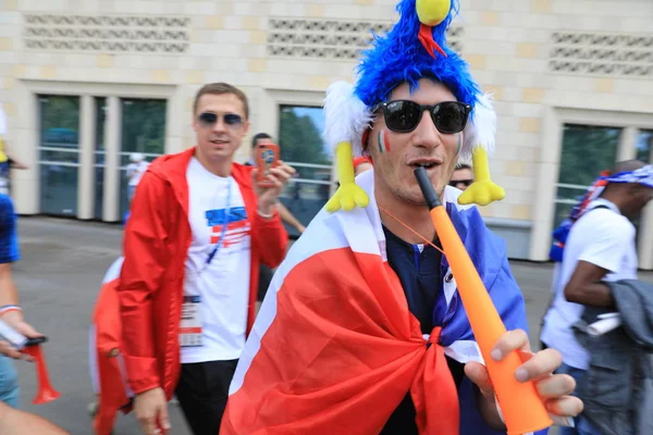 MOSCOW, RÚSSIA - 26 de junho de 2018: torcedores franceses e dinamarqueses comemoram durante o jogo do Grupo C da Copa do Mundo entre França e Dinamarca no Estádio Luzhniki — Fotografia de Stock