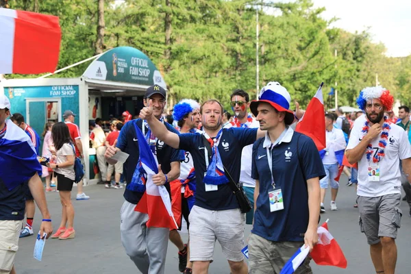  Moskova, Rusya - 26 Haziran 2018: Fransa ve Danimarka Luzhniki Stadı nda arasında Dünya Kupası C grubu oyun sırasında kutluyor Fransızca ve Danimarka hayranları