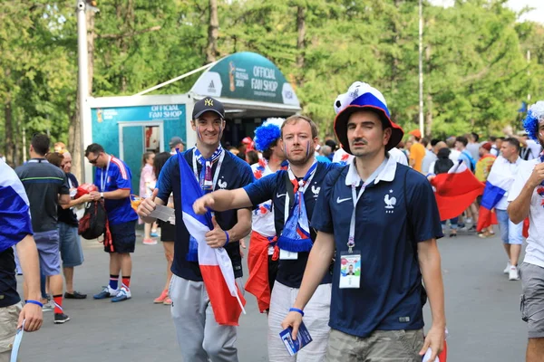  Moskova, Rusya - 26 Haziran 2018: Fransa ve Danimarka Luzhniki Stadı nda arasında Dünya Kupası C grubu oyun sırasında kutluyor Fransızca ve Danimarka hayranları