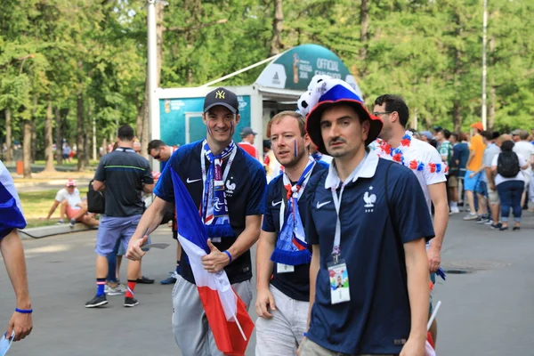  Moskova, Rusya - 26 Haziran 2018: Fransa ve Danimarka Luzhniki Stadı nda arasında Dünya Kupası C grubu oyun sırasında kutluyor Fransızca ve Danimarka hayranları