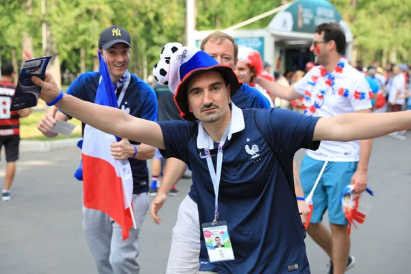 MOSCÚ, RUSIA - 26 de junio de 2018: Los aficionados franceses y daneses celebran durante el partido del Grupo C de la Copa Mundial entre Francia y Dinamarca en el estadio Luzhniki — Foto de Stock