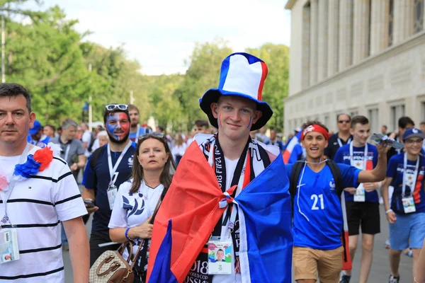 MOSCA, RUSSIA - 26 giugno 2018: i tifosi francesi e danesi festeggiano durante la partita di Coppa del Mondo Gruppo C tra Francia e Danimarca allo stadio Luzhniki — Foto Stock