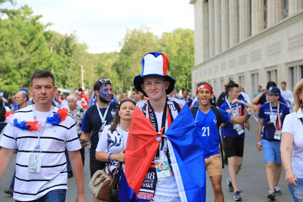  Moskova, Rusya - 26 Haziran 2018: Fransa ve Danimarka Luzhniki Stadı nda arasında Dünya Kupası C grubu oyun sırasında kutluyor Fransızca ve Danimarka hayranları