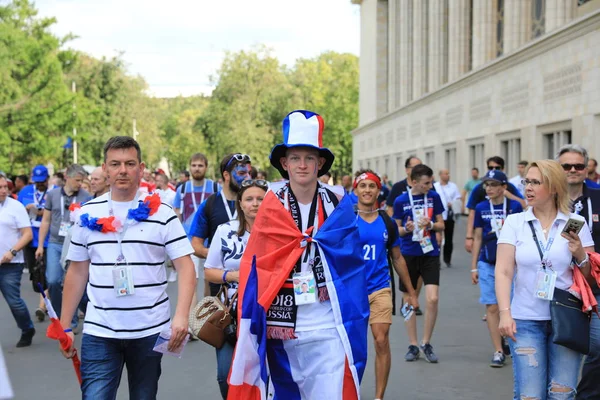 MOSCOW, RÚSSIA - 26 de junho de 2018: torcedores franceses e dinamarqueses comemoram durante o jogo do Grupo C da Copa do Mundo entre França e Dinamarca no Estádio Luzhniki — Fotografia de Stock