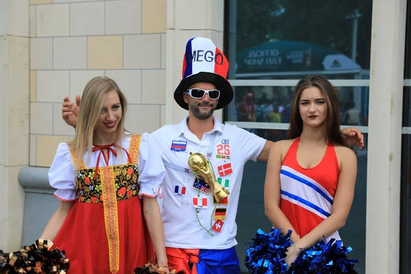  Moskova, Rusya - 26 Haziran 2018: hayranları Luzhniki Stadı'nda Fransa ile Danimarka arasında Dünya Kupası C grubu maçtan önce Rus güzellik modelleri ile fotoğraf çekmek