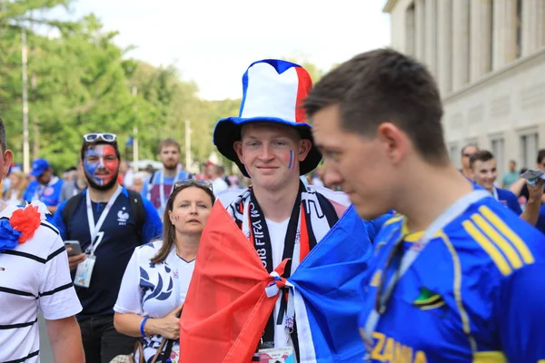 MOSCÚ, RUSIA - 26 de junio de 2018: Los aficionados franceses y daneses celebran durante el partido del Grupo C de la Copa Mundial entre Francia y Dinamarca en el estadio Luzhniki — Foto de Stock