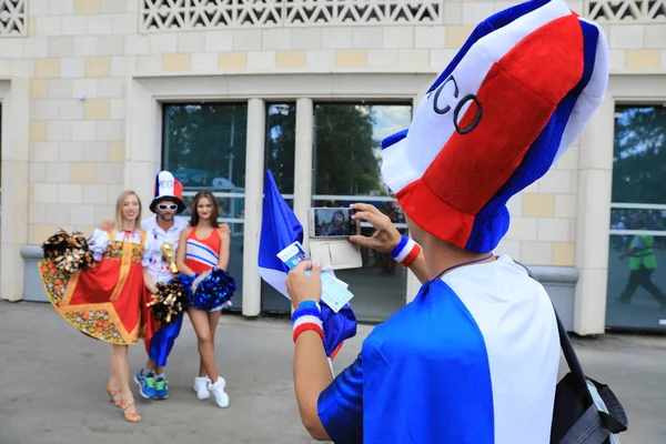 Moscú Rusia Junio 2018 Los Aficionados Franceses Daneses Celebran Durante — Foto de Stock