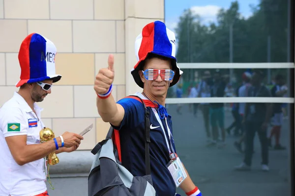  Moskova, Rusya - 26 Haziran 2018: Fransa ve Danimarka Luzhniki Stadı nda arasında Dünya Kupası C grubu oyun sırasında kutluyor Fransızca ve Danimarka hayranları