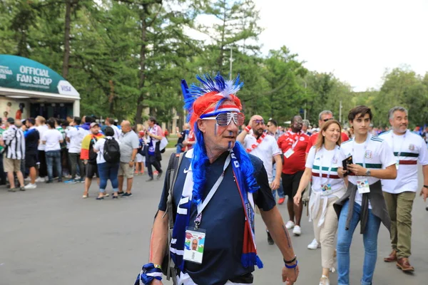 Moskwa, Rosja - 26 czerwca 2018 r.: Francuski i dania fani świętujący podczas gry World Cup Grupa C między Francja i dania na Stadion Łużniki — Zdjęcie stockowe