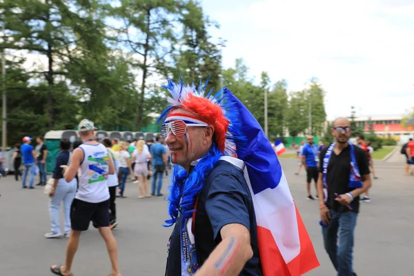  Moskova, Rusya - 26 Haziran 2018: Fransa ve Danimarka Luzhniki Stadı nda arasında Dünya Kupası C grubu oyun sırasında kutluyor Fransızca ve Danimarka hayranları