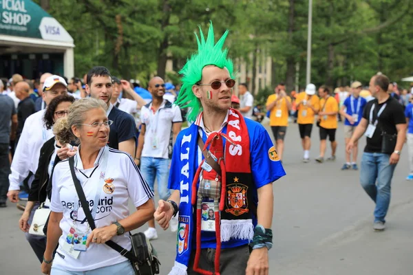  Moskova, Rusya - 26 Haziran 2018: Fransa ve Danimarka Luzhniki Stadı nda arasında Dünya Kupası C grubu oyun sırasında kutluyor Fransızca ve Danimarka hayranları