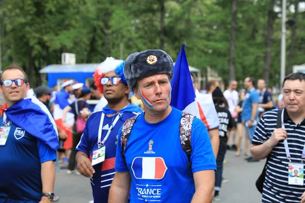 MOSCOW, RÚSSIA - 26 de junho de 2018: torcedores franceses e dinamarqueses comemoram durante o jogo do Grupo C da Copa do Mundo entre França e Dinamarca no Estádio Luzhniki — Fotografia de Stock