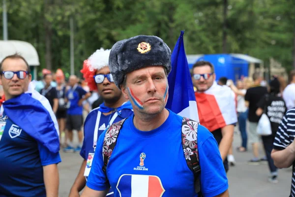 MOSCOW, RÚSSIA - 26 de junho de 2018: torcedores franceses e dinamarqueses comemoram durante o jogo do Grupo C da Copa do Mundo entre França e Dinamarca no Estádio Luzhniki — Fotografia de Stock