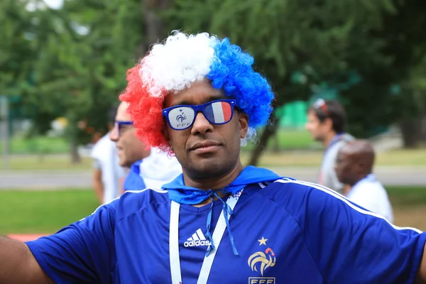 MOSCÚ, RUSIA - 26 de junio de 2018: Los aficionados franceses y daneses celebran durante el partido del Grupo C de la Copa Mundial entre Francia y Dinamarca en el estadio Luzhniki — Foto de Stock