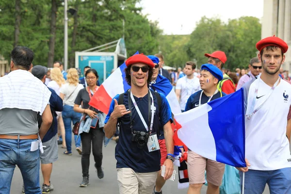 MOSCÚ, RUSIA - 26 de junio de 2018: Los aficionados franceses y daneses celebran durante el partido del Grupo C de la Copa Mundial entre Francia y Dinamarca en el estadio Luzhniki — Foto de Stock