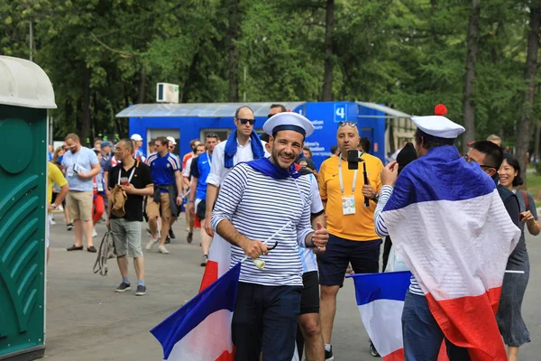  Moskova, Rusya - 26 Haziran 2018: Fransa ve Danimarka Luzhniki Stadı nda arasında Dünya Kupası C grubu oyun sırasında kutluyor Fransızca ve Danimarka hayranları
