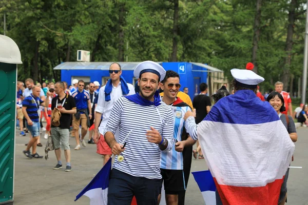  Moskova, Rusya - 26 Haziran 2018: Fransa ve Danimarka Luzhniki Stadı nda arasında Dünya Kupası C grubu oyun sırasında kutluyor Fransızca ve Danimarka hayranları