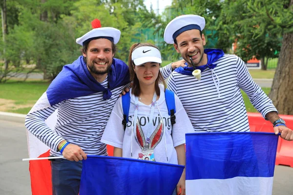  Moskova, Rusya - 26 Haziran 2018: Fransa ve Danimarka Luzhniki Stadı nda arasında Dünya Kupası C grubu oyun sırasında kutluyor Fransızca ve Danimarka hayranları