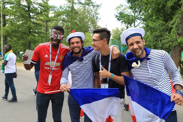  Moskova, Rusya - 26 Haziran 2018: Fransa ve Danimarka Luzhniki Stadı nda arasında Dünya Kupası C grubu oyun sırasında kutluyor Fransızca ve Danimarka hayranları