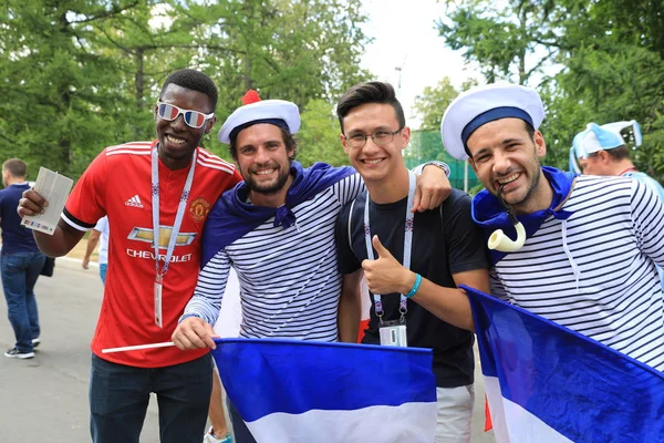 MOSCÚ, RUSIA - 26 de junio de 2018: Los aficionados franceses y daneses celebran durante el partido del Grupo C de la Copa Mundial entre Francia y Dinamarca en el estadio Luzhniki — Foto de Stock