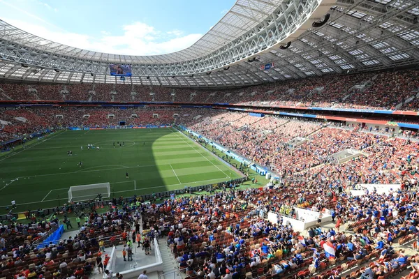 MOSCOW, RÚSSIA - 26 de junho de 2018: torcedores franceses e dinamarqueses comemoram durante o jogo do Grupo C da Copa do Mundo entre França e Dinamarca no Estádio Luzhniki — Fotografia de Stock