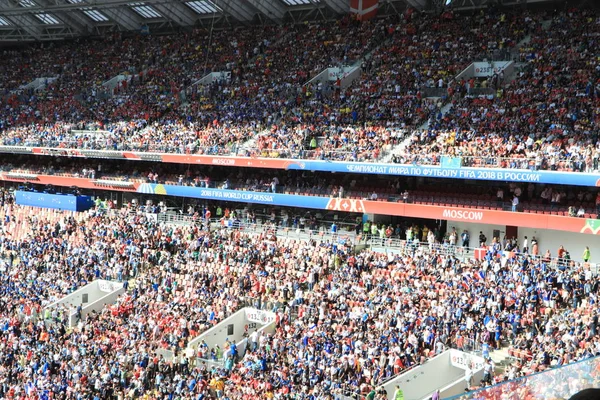  Moskova, Rusya - 26 Haziran 2018: Fransa ve Danimarka Luzhniki Stadı nda arasında Dünya Kupası C grubu oyun sırasında kutluyor Fransızca ve Danimarka hayranları