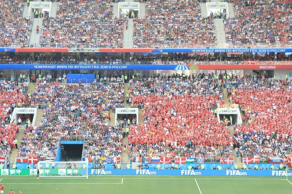  Moskova, Rusya - 26 Haziran 2018: Fransa ve Danimarka Luzhniki Stadı nda arasında Dünya Kupası C grubu oyun sırasında kutluyor Fransızca ve Danimarka hayranları