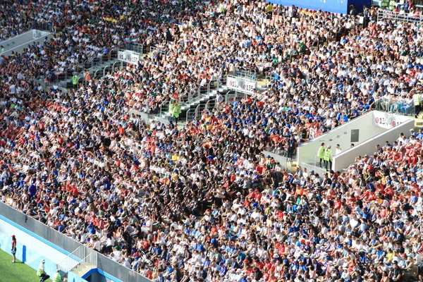 Moskwa, Rosja - 26 czerwca 2018 r.: Francuski i dania fani świętujący podczas gry World Cup Grupa C między Francja i dania na Stadion Łużniki — Zdjęcie stockowe