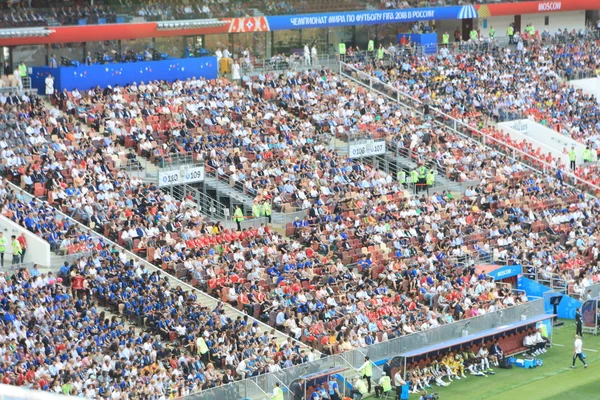  Moskova, Rusya - 26 Haziran 2018: Fransa ve Danimarka Luzhniki Stadı nda arasında Dünya Kupası C grubu oyun sırasında kutluyor Fransızca ve Danimarka hayranları