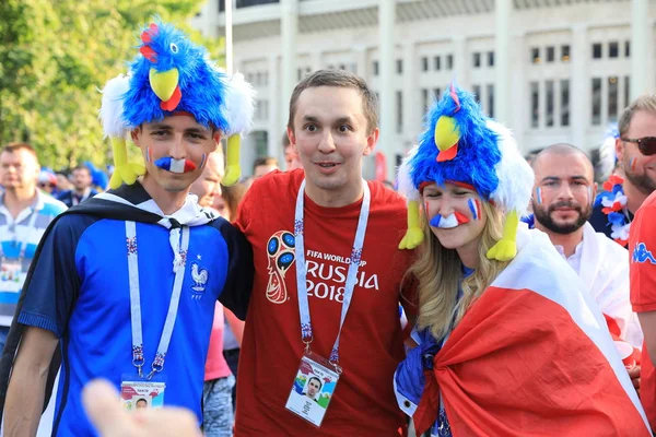  Moskova, Rusya - 26 Haziran 2018: Fransa ve Danimarka Luzhniki Stadı nda arasında Dünya Kupası C grubu oyun sırasında kutluyor Fransızca ve Danimarka hayranları