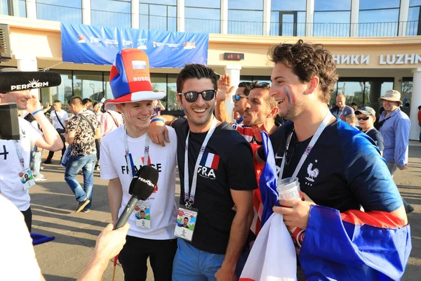  Moskova, Rusya - 26 Haziran 2018: televizyon röportajları Luzhniki Stadı, Danimarka ve Fransa arasında Dünya Kupası C grubu oyundan sonra Fransız hayranlarından