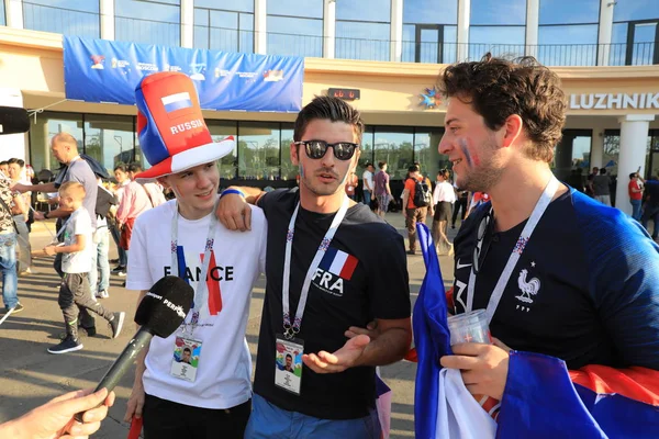  Moskova, Rusya - 26 Haziran 2018: televizyon röportajları Luzhniki Stadı, Danimarka ve Fransa arasında Dünya Kupası C grubu oyundan sonra Fransız hayranlarından