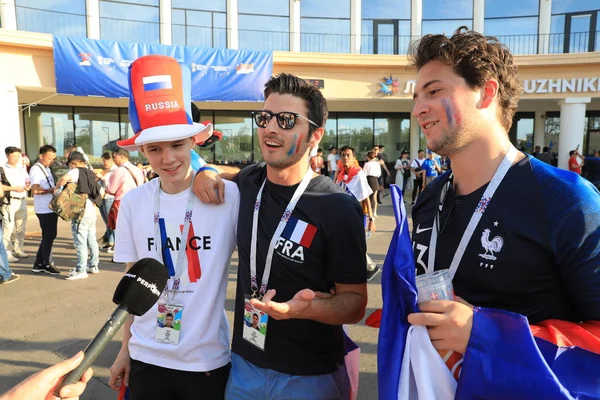  Moskova, Rusya - 26 Haziran 2018: televizyon röportajları Luzhniki Stadı, Danimarka ve Fransa arasında Dünya Kupası C grubu oyundan sonra Fransız hayranlarından