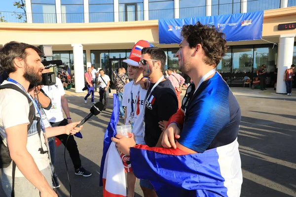  Moskova, Rusya - 26 Haziran 2018: televizyon röportajları Luzhniki Stadı, Danimarka ve Fransa arasında Dünya Kupası C grubu oyundan sonra Fransız hayranlarından