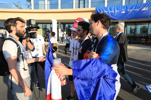 MOSCÚ, RUSIA - 26 de junio de 2018: entrevistas televisivas de aficionados franceses después del partido del Grupo C de la Copa Mundial entre Francia y Dinamarca en el estadio Luzhniki — Foto de Stock