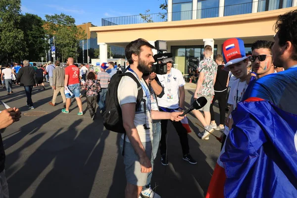  Moskova, Rusya - 26 Haziran 2018: televizyon röportajları Luzhniki Stadı, Danimarka ve Fransa arasında Dünya Kupası C grubu oyundan sonra Fransız hayranlarından
