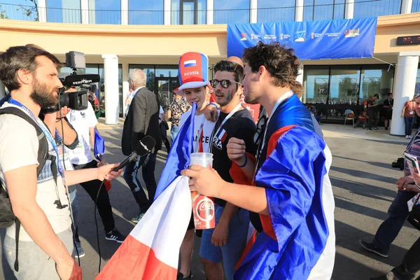 MOSCÚ, RUSIA - 26 de junio de 2018: entrevistas televisivas de aficionados franceses después del partido del Grupo C de la Copa Mundial entre Francia y Dinamarca en el estadio Luzhniki — Foto de Stock