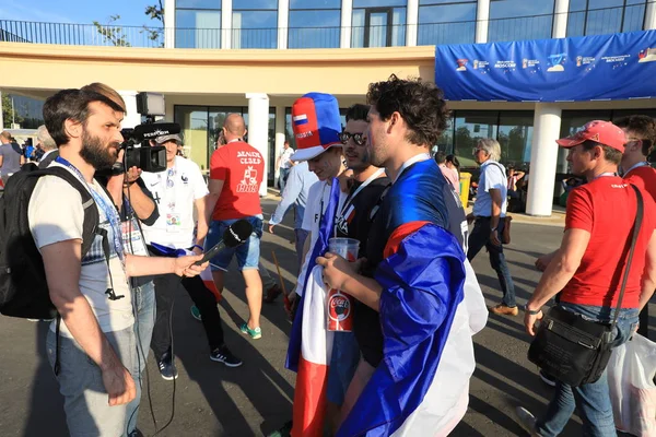  Moskova, Rusya - 26 Haziran 2018: televizyon röportajları Luzhniki Stadı, Danimarka ve Fransa arasında Dünya Kupası C grubu oyundan sonra Fransız hayranlarından