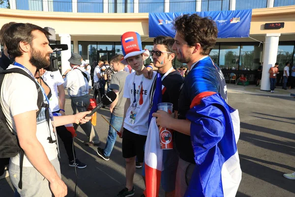  Moskova, Rusya - 26 Haziran 2018: televizyon röportajları Luzhniki Stadı, Danimarka ve Fransa arasında Dünya Kupası C grubu oyundan sonra Fransız hayranlarından