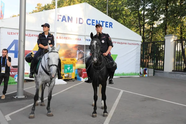 MOSCÚ, RUSIA - 26 de junio de 2018: Policía de Moscú en el estadio Luzhniki el partido de la Copa del Mundo Rusia 2018 — Foto de Stock