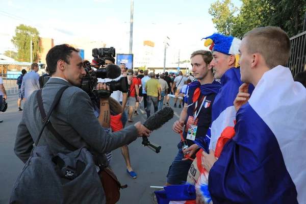  Moskova, Rusya - 26 Haziran 2018: televizyon röportajları Luzhniki Stadı, Danimarka ve Fransa arasında Dünya Kupası C grubu oyundan sonra Fransız hayranlarından