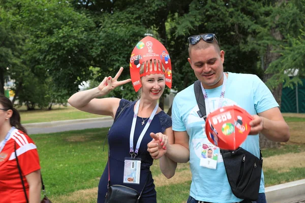  Moskova, Rusya - 26 Haziran 2018: Fransa ve Danimarka Luzhniki Stadı nda arasında Dünya Kupası C grubu oyun sırasında kutluyor Rus hayranları