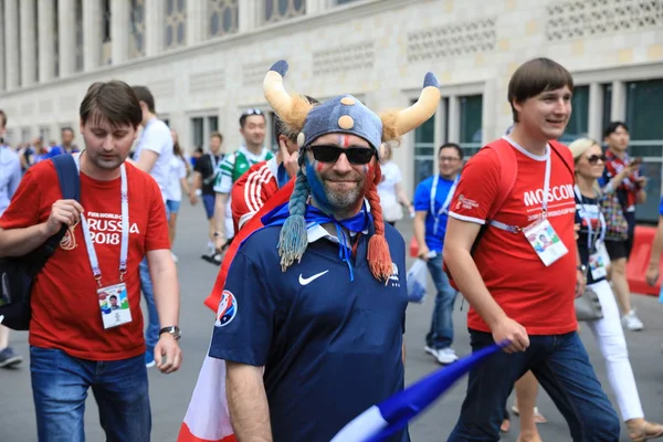  Moskova, Rusya - 26 Haziran 2018: Fransa ve Danimarka Luzhniki Stadı nda arasında Dünya Kupası C grubu oyun sırasında kutluyor Fransızca ve Danimarka hayranları